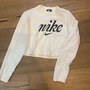 Cropped Nike Crew Neck
